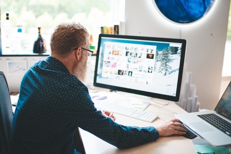 Estação de trabalho ergonômica do computador no escritório doméstico