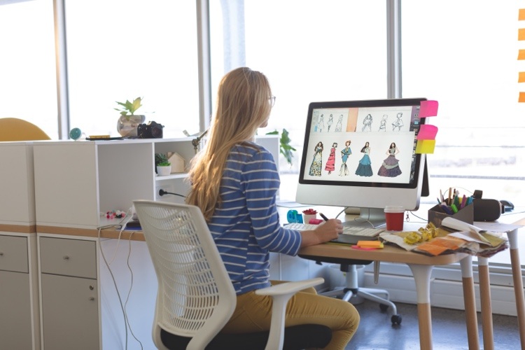 Sentado ergonomicamente no escritório doméstico - posição e design da cadeira
