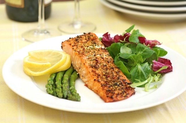 peixe com baixo teor de gordura recomendado salada prato prato copos de vinho