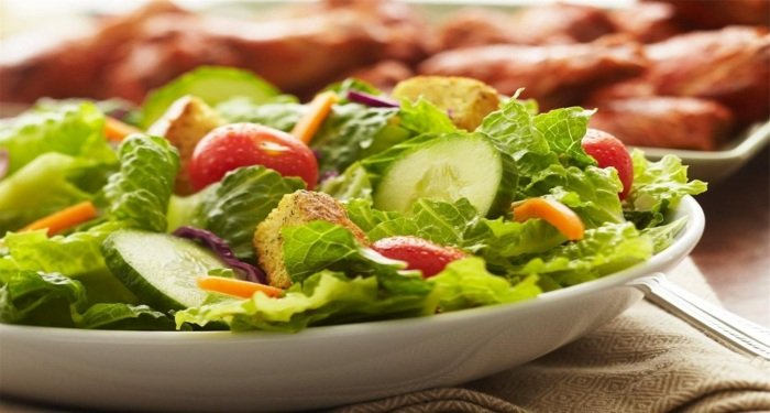 prato de salada verde pepino nutrição temporada cenoura