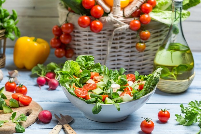 preparação de salada saudável saladas de jardim tomates pimentas desintoxicar
