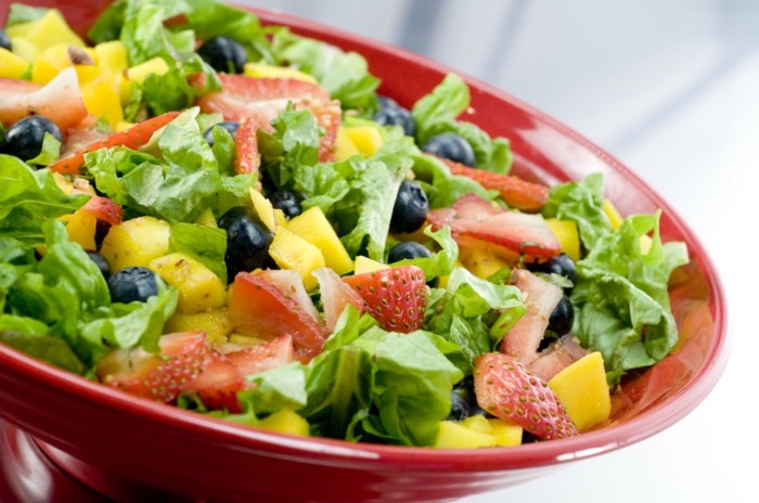 salada fresca comida saudável morangos azeitonas cascas