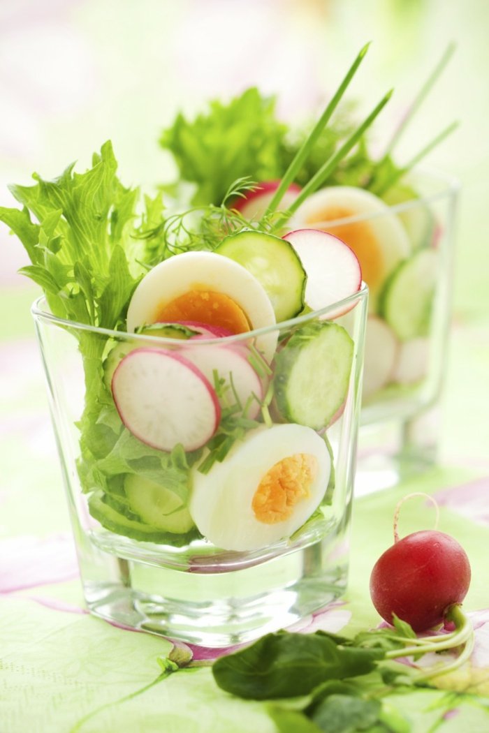 nutrição em salada primavera rabanetes verdes ovo de vidro saudável