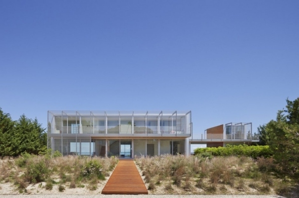 Casa à beira-mar com arquitetura moderna