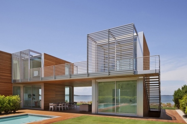 Casa com piscina - elementos modernos de sombreamento de fachada