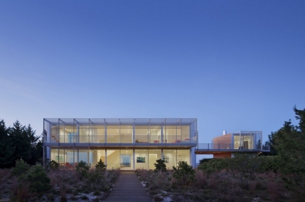 Casa com telhado plano e vista para o mar na costa de Sag Harbor