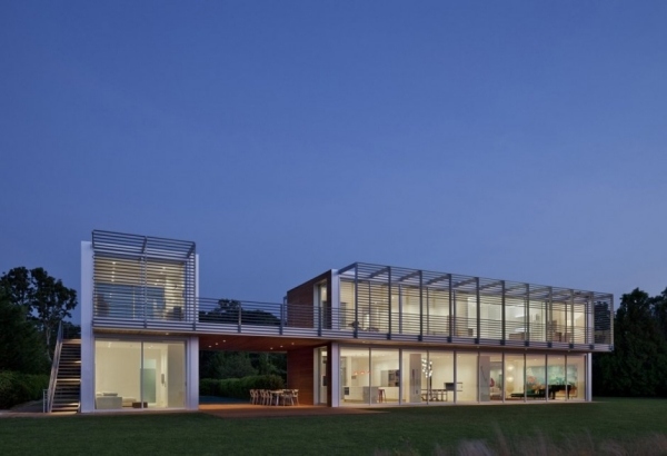 Casa moderna com fachada de vidro transparente