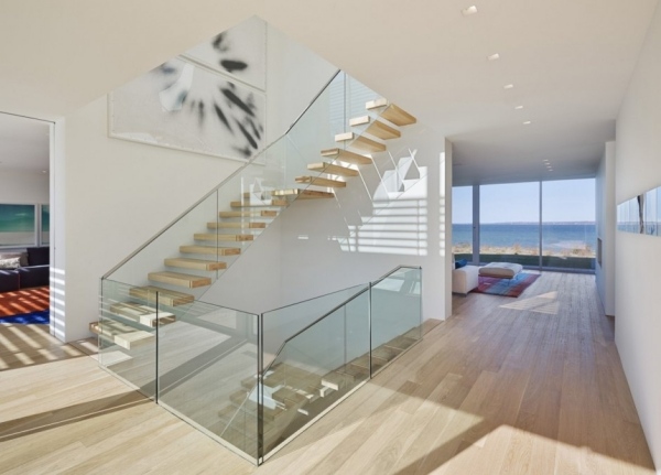 Escadas corrimão de vidro com degraus de madeira