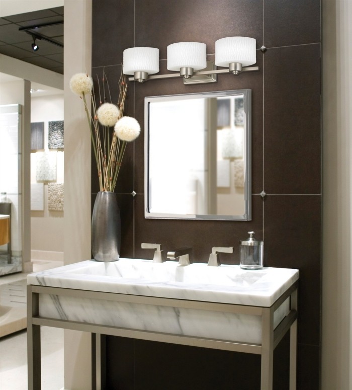 banheiro-iluminação-cromo-abajur-mármore-suporte-pia