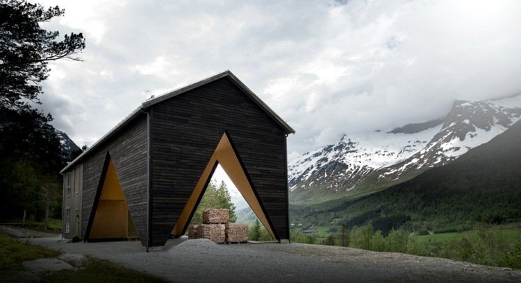 Casa escandinava com varanda moderna de madeira preta