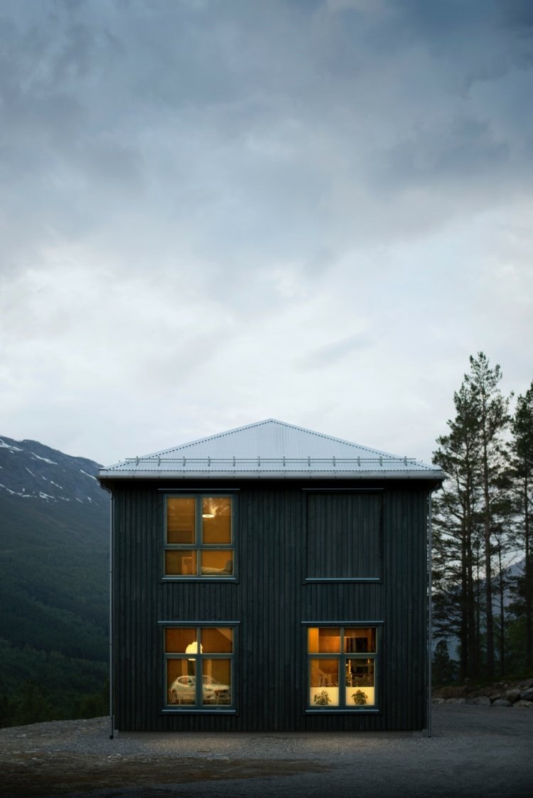 Casa escandinava clássica com painéis de madeira e janelas retangulares