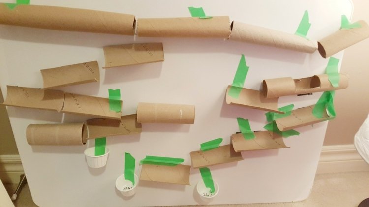 Sala de fuga para crianças com fechadura com combinação de números - mármore e rolos de papel higiênico