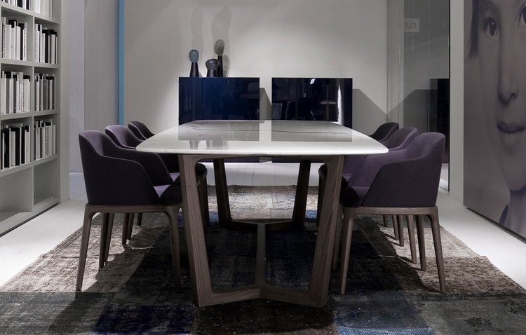 Cadeiras da sala de jantar com pernas de madeira e estofamento lilás