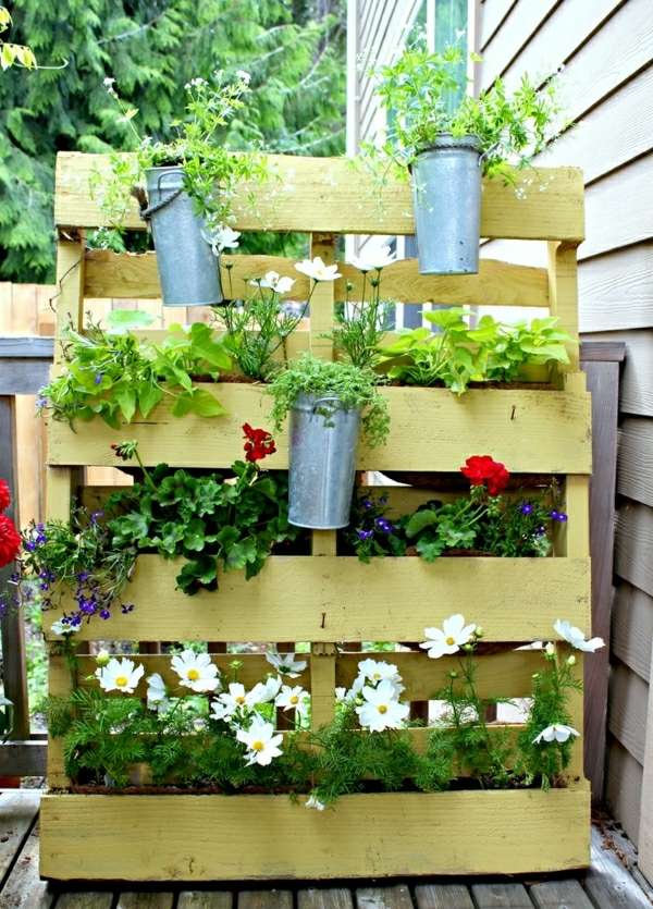 idéias de design de varanda pequena para jardim de plantas de caixa de madeira