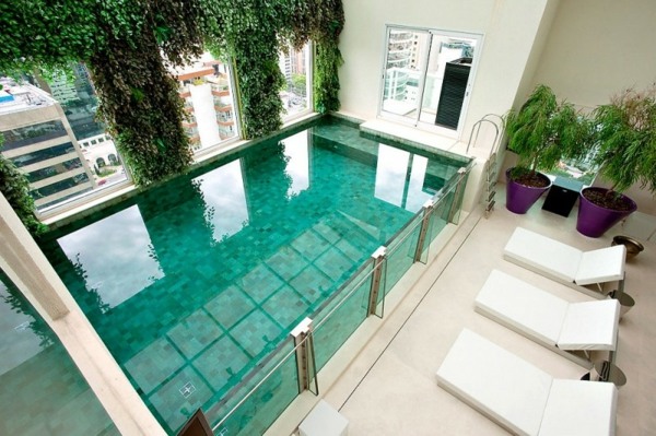 incrível-piscina-interior-vidro-malibu-residência