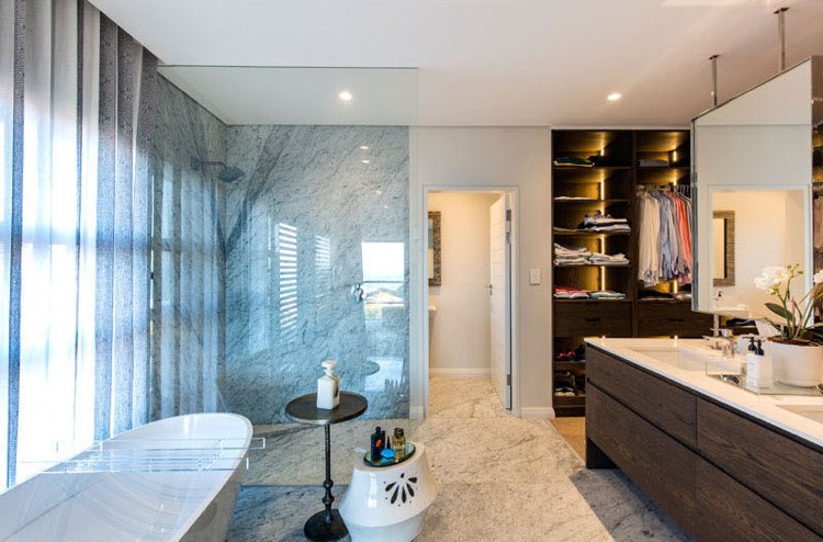 feng-shui-house-interior-design-banheiro-mármore-madeira-banheira-chuveiro