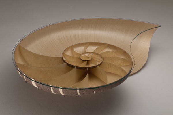mesa designer com revestimento de vidro nautilus
