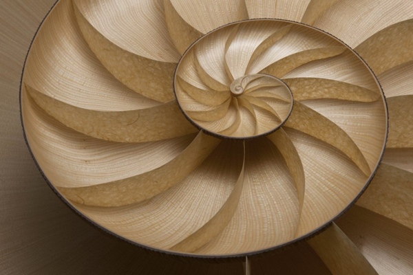 mesa de design com tigela vazia em forma de nautilus