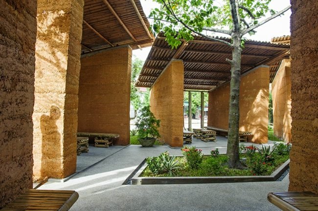Telhado de bambu com parede de pedra grama
