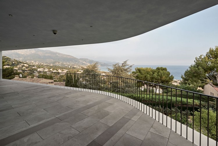 extenso-telhado-verde-telhado-terraço-corrimão-vista-mar-paisagem
