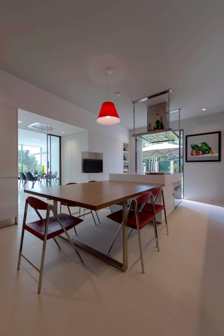extenso-telhado-verde-cozinha-moderno-branco-móveis de design