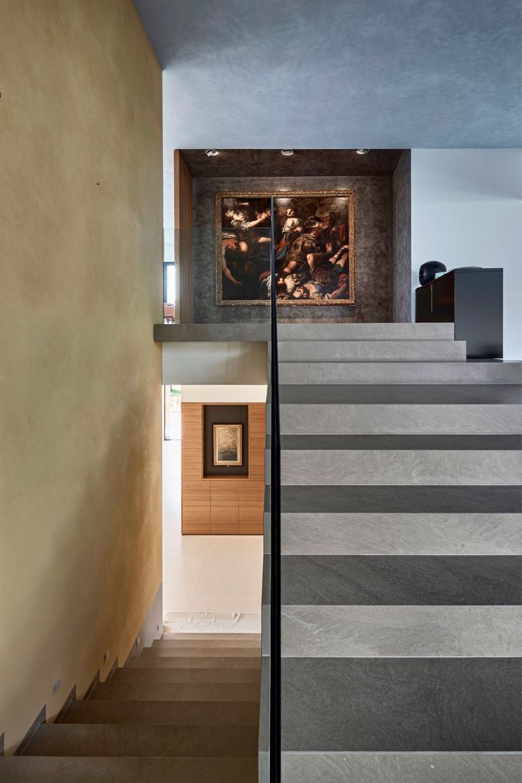 villa de luxo-mobiliário moderno-obras de arte-escadas valiosas