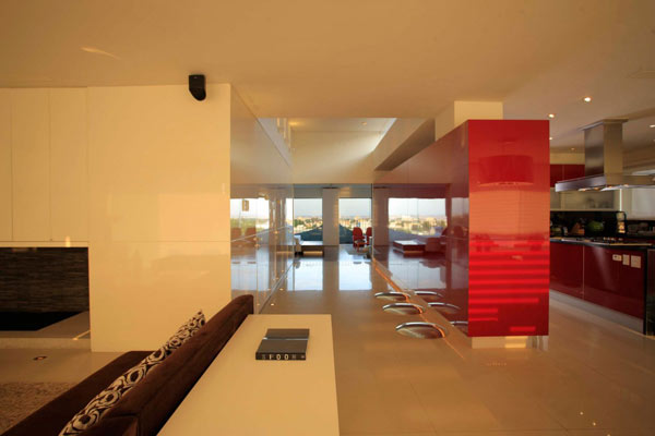 decoração interior extravagante interessante moderna - parede vermelha