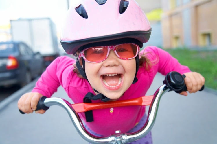 aprender a andar de bicicleta no trânsito-prática-brincadeira-criança-alegria