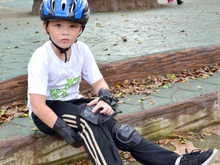 aprender a andar de bicicleta - protetor de joelho - protetor de braço - capacete de segurança