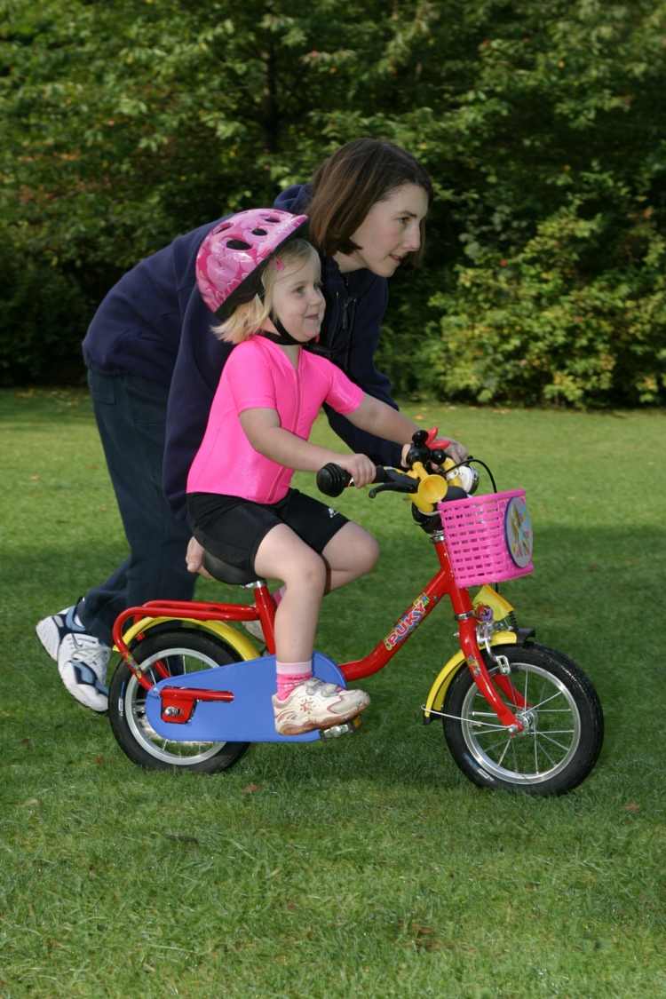 Aprenda a andar de bicicleta design colorido-cores-bicicleta-cesta-rosa-capacete