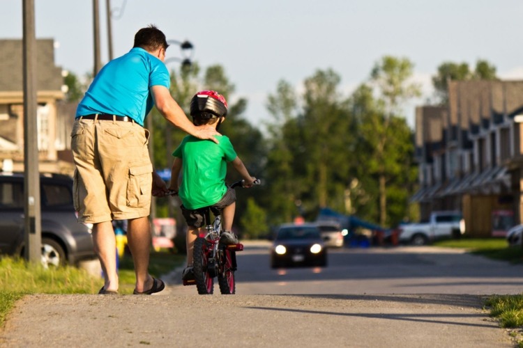 aprender a andar de bicicleta em ruas suburbanas