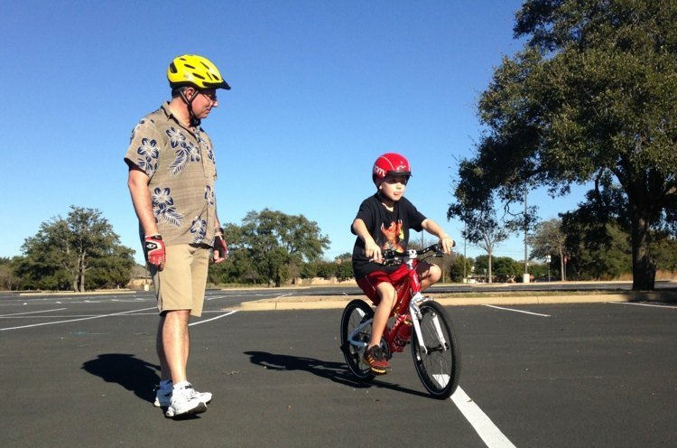 aprender a andar de bicicleta - estacionamento - nível - solo - freio - exercício