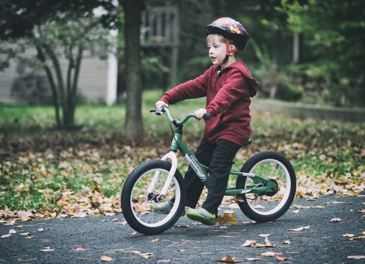 aprenda a andar de bicicleta sem pedais para praticar o equilíbrio