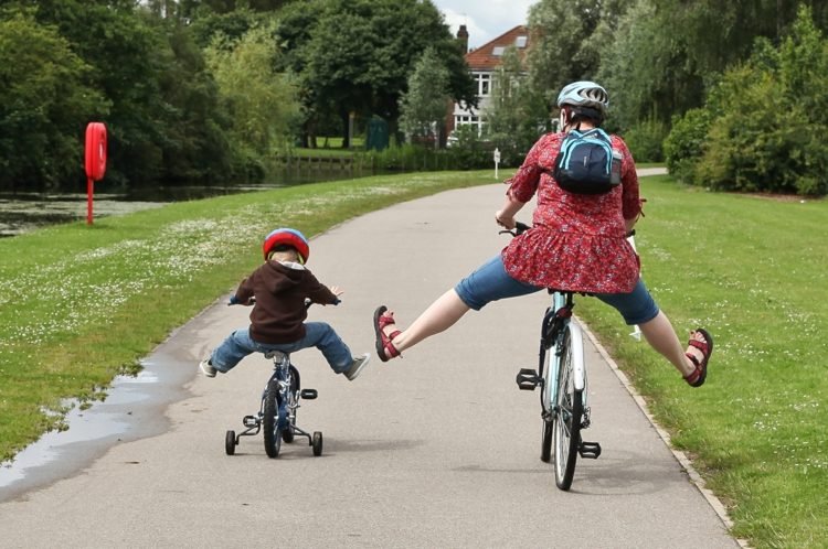 aprender a andar de bicicleta-mãe-filho-natureza-esporte