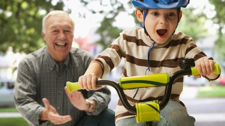 aprender a andar de bicicleta menino-vovô-professor-dicas-fácil
