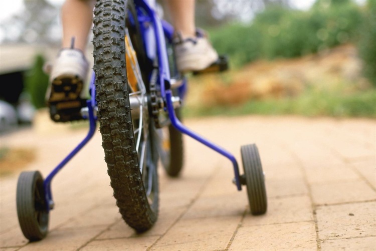 aprender a andar de bicicleta com bicicletas de apoio para crianças