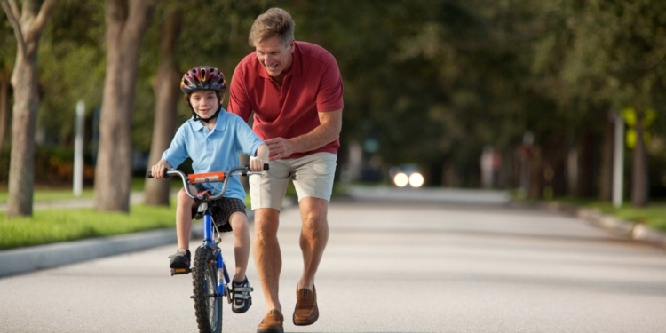 aprender a andar-de-bicicleta-pai-sucesso-aprender-ajudar-ideias
