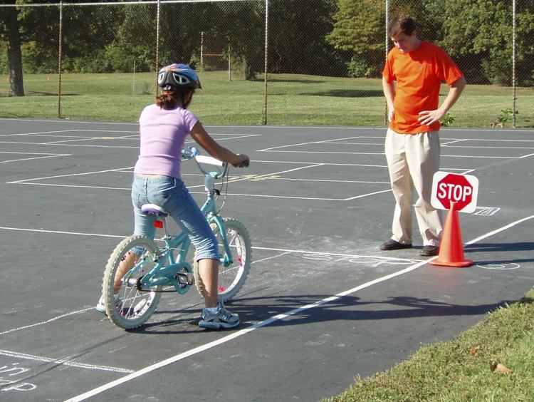 aprender a andar de bicicleta-tráfego-sinais-bicicleta-teste-luz-azul-pintura