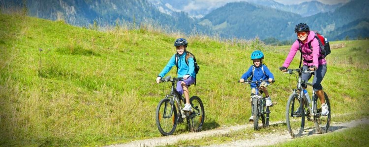 bicicleta-aprenda-a-andar-na-natureza-fitness-mochila-capacetes-crianças