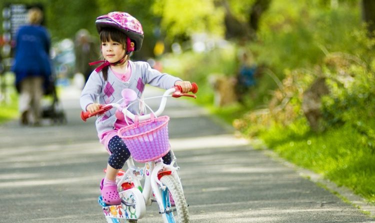aprendendo a andar de bicicleta menina-capacete-rosa-branco-burro elétrico