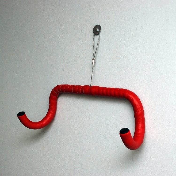 suporte de bicicleta-parede-construa-você-ideias-reciclagem-guiador-curvo-gancho-vermelho