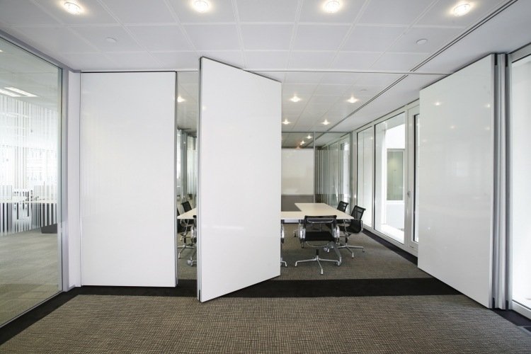 portas dobráveis-dentro-branco-escritório-carpete-marrom-moderno-funcional-espaço de trabalho