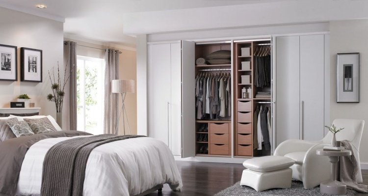 Portas dobráveis ​​dentro-guarda-roupa-portas-branco-quarto-cama-roupas-modernas