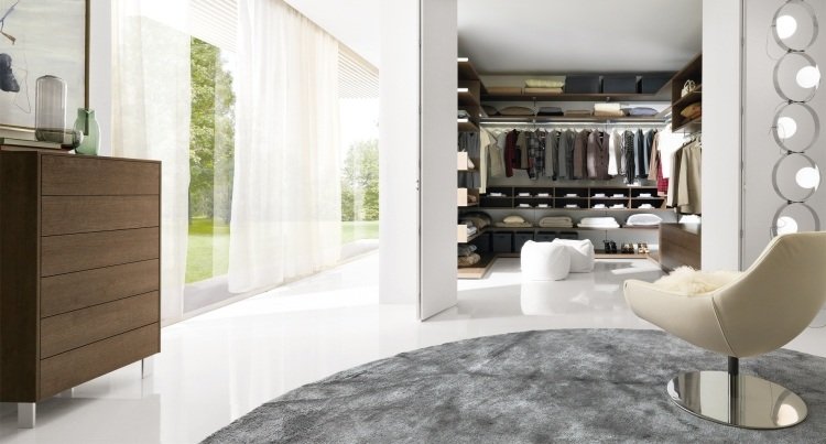 portas dobráveis ​​dentro do closet, poltrona com design moderno, parede com janela branca