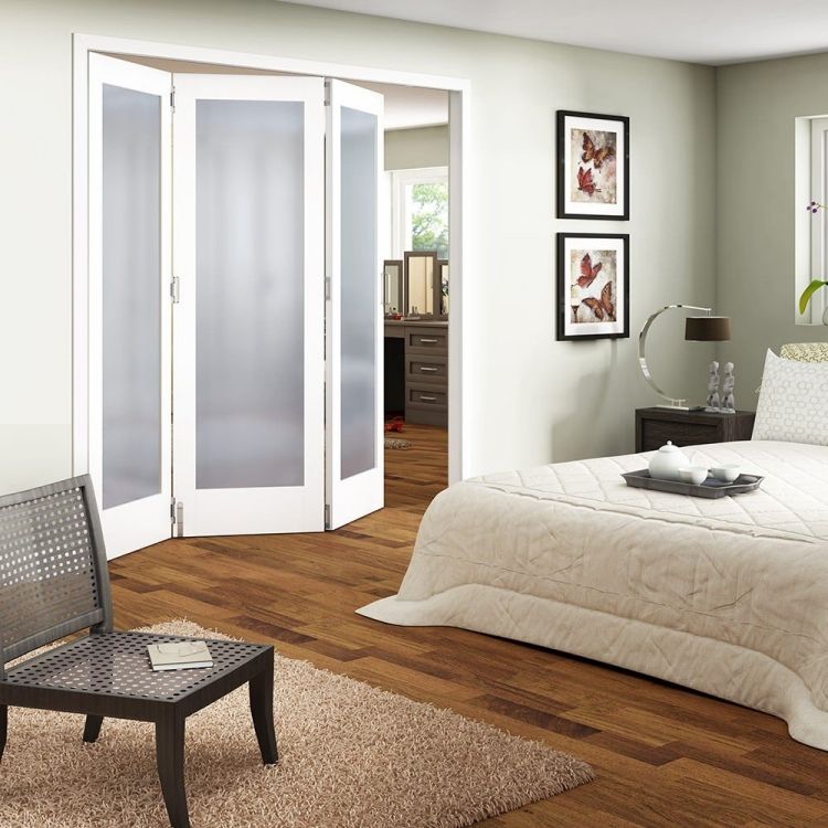 portas dobráveis-interior-divisória-quarto-piso de madeira-colcha-carpete-vidro fosco branco