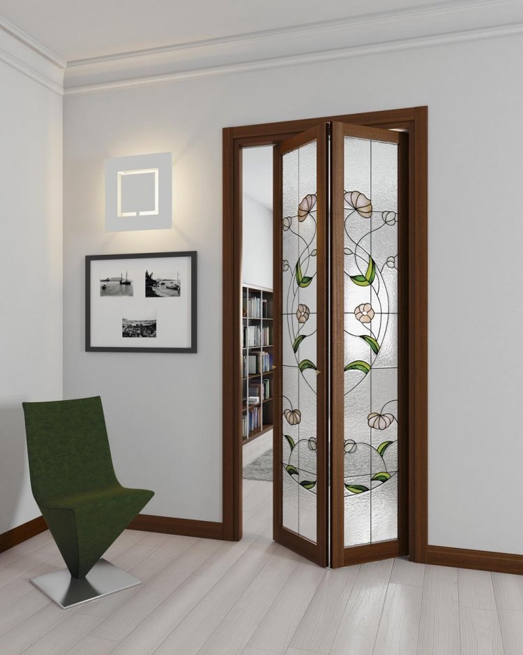 portas dobráveis-dentro-de-vitral-moldura de madeira-divisória-parede-cadeira-abajur