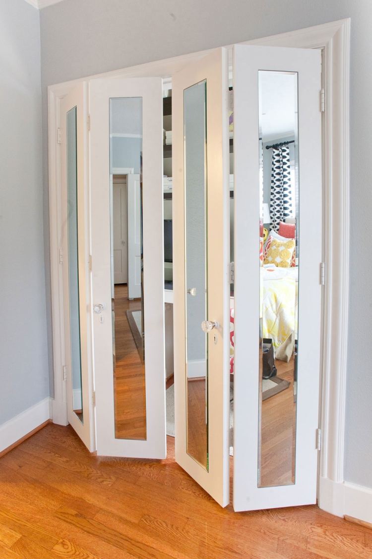 portas dobráveis-dentro-do-armário-armário-branco-espelho-frentes-piso em parquet