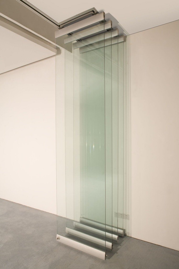 portas dobráveis-dentro-de-vidro-metal-bordas-carpete-cinza-paredes-brancas