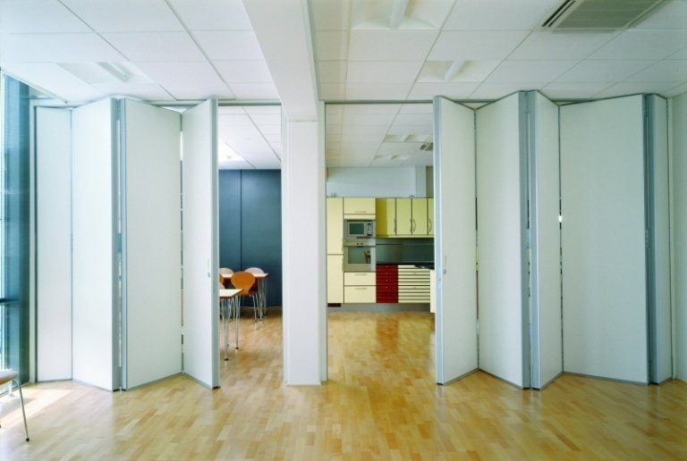 Portas dobráveis ​​dentro -branco-escritório-piso de parquete-sala-abrir-juntas