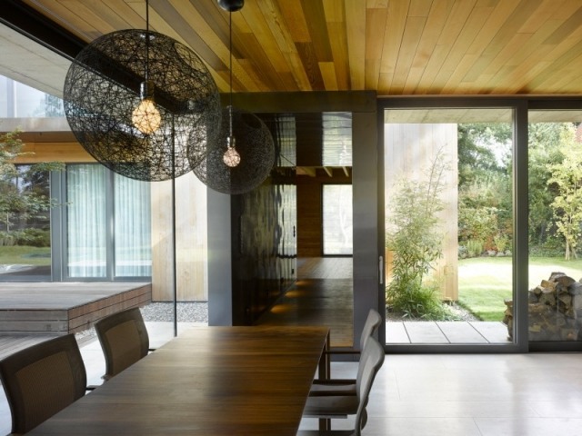 Design moderno, equipado com móveis de madeira, portas de correr, luz